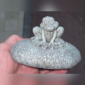 Decorative Statue Of A Frog Sitting On A Lily Pad Wearing Ball Cap 4x3x3"